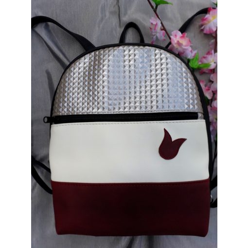 RENDELHETŐ  Rúzs és ezüst hátitáska