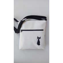 Futkosó cicával fehér