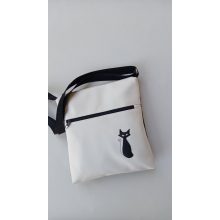 Futkosó cicával fehér