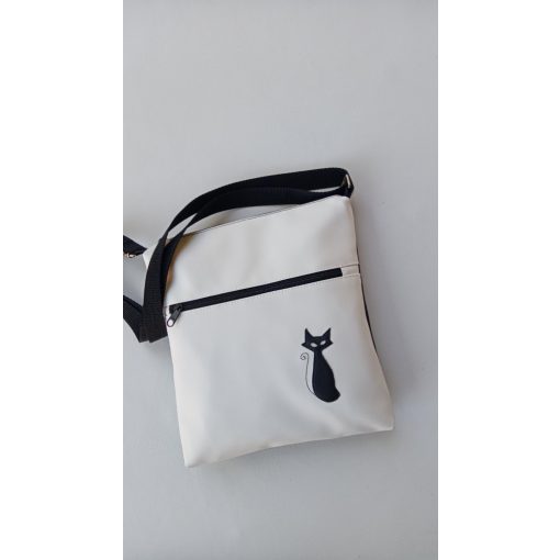 Futkosó cicával fehér